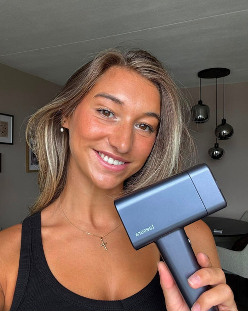 Vrouw toont de Laesera Nova One IPL bij haar gezicht