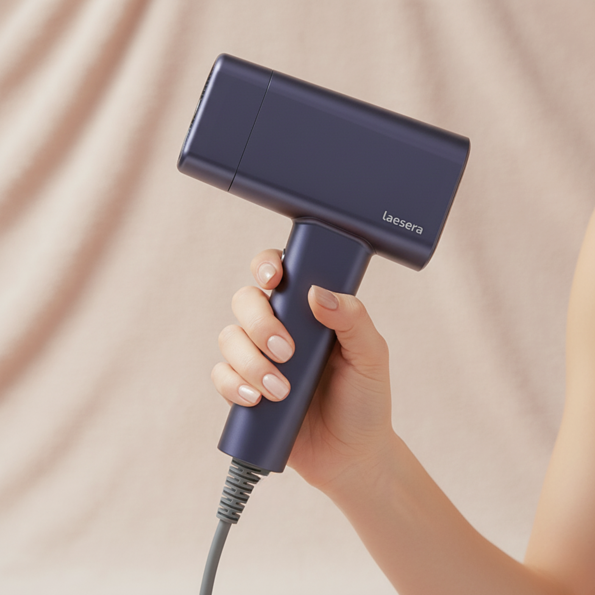 Laesera Nova One IPL apparaat vast in de hand