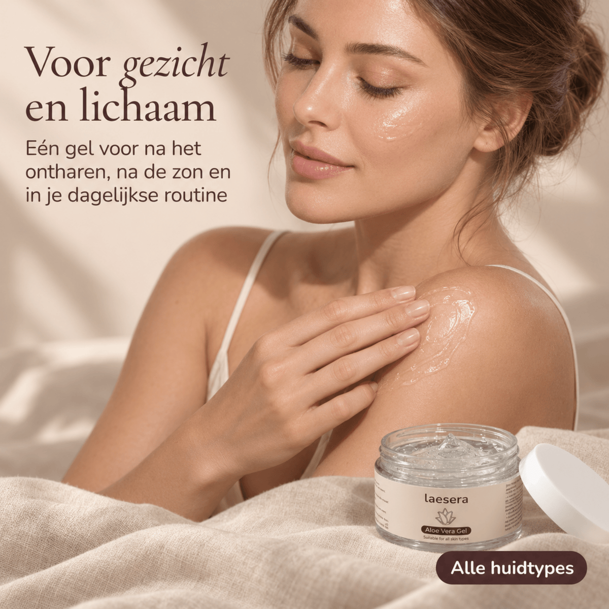 Vrouw brengt Laesera Aloë Vera Gel aan op schouder en wang, pot gel op de voorgrond