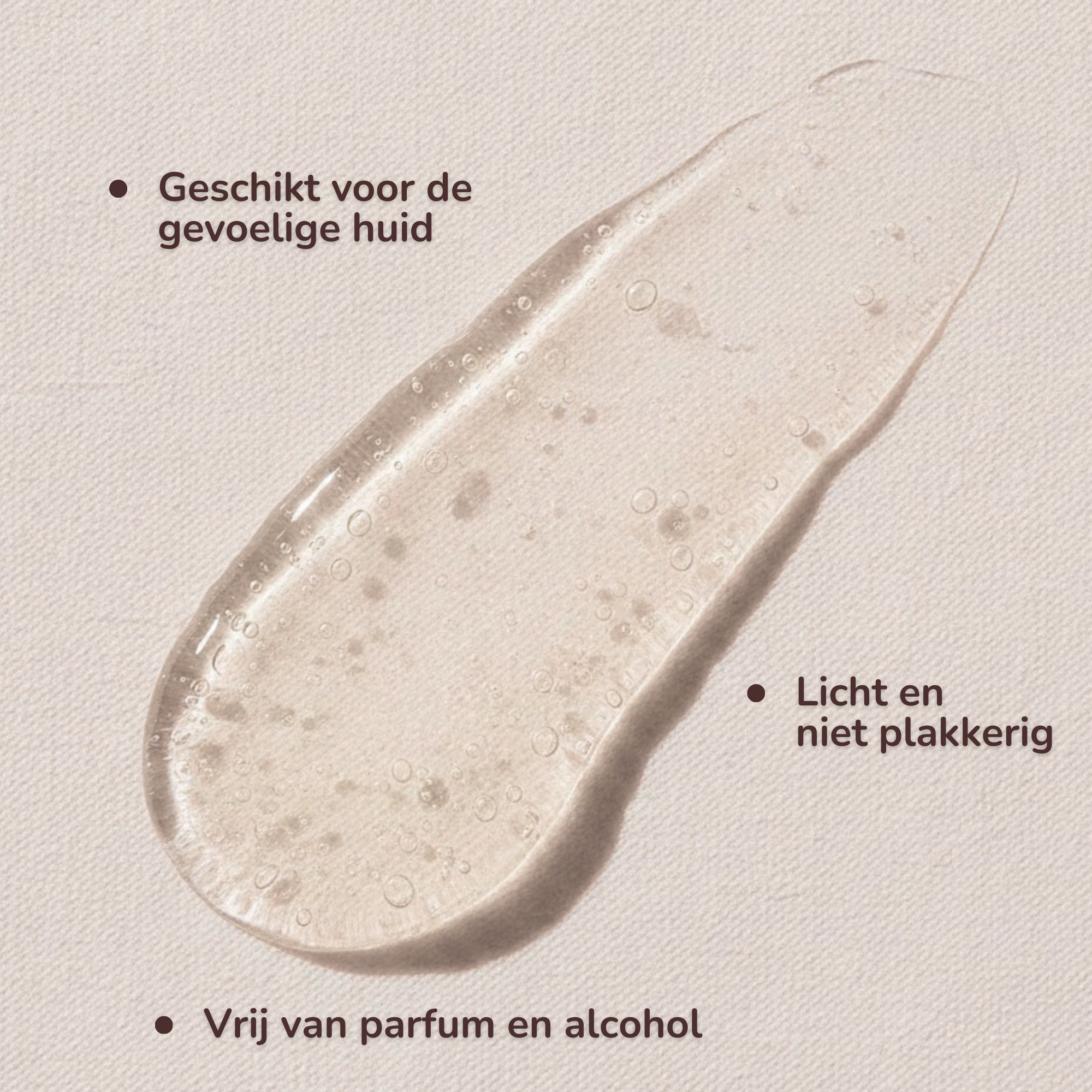 Close-up van de textuur van Laesera Aloë Vera Gel uitgesmeerd op een lichte ondergrond. Tekst benadrukt dat de gel geschikt is voor de gevoelige huid, licht en niet plakkerig is, en vrij van parfum en alcohol.