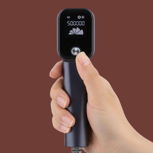 Laesera IPL-apparaat – close-up van het display met flitsteller (500.000 flitsen) en bedieningsknop, eenvoudig en overzichtelijk in gebruik voor thuisbehandelingen.