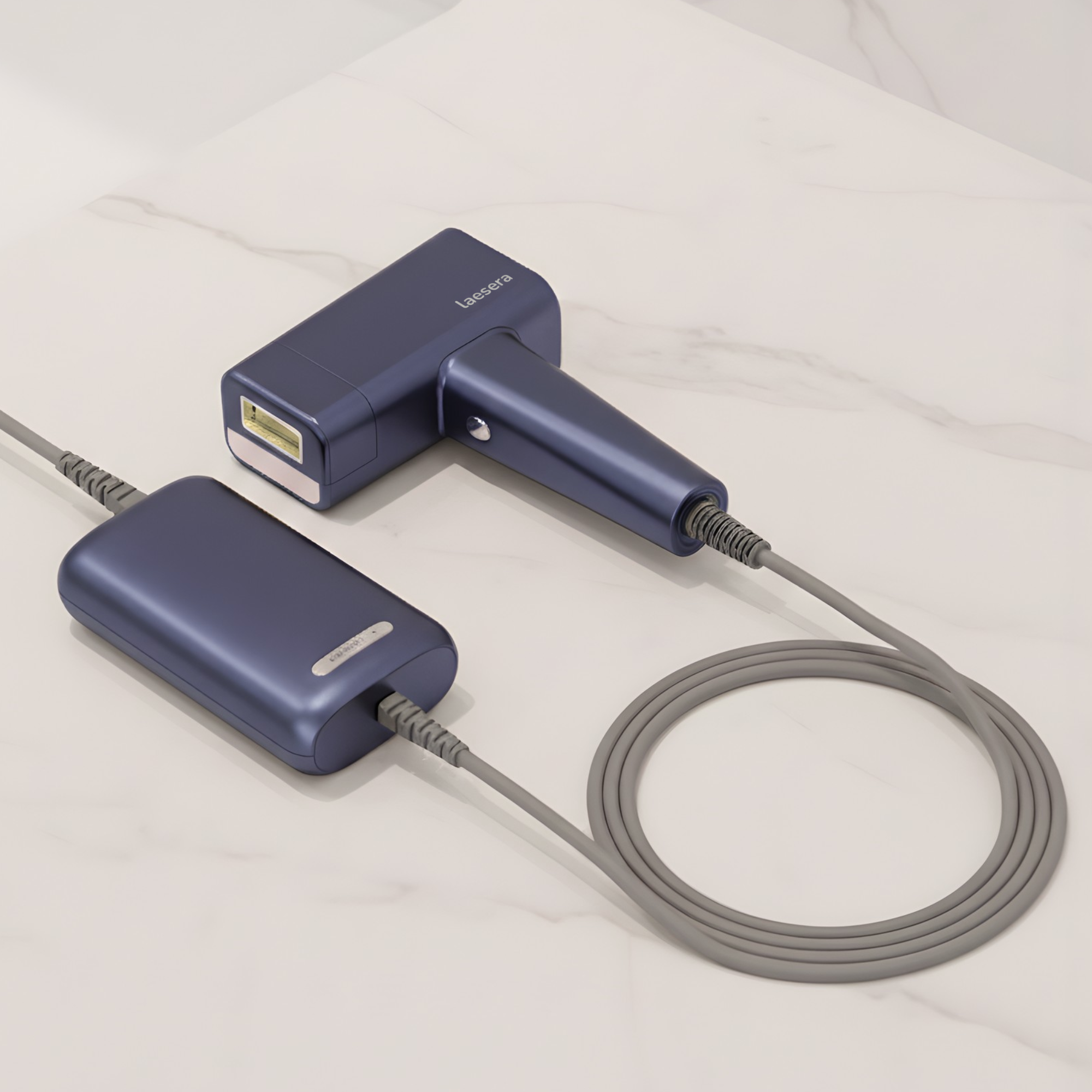 Laesera IPL-apparaten collectie – Nova One IPL-handset met adapter en kabel, overzicht van thuisontharingsapparaat en accessoires op neutrale ondergrond.