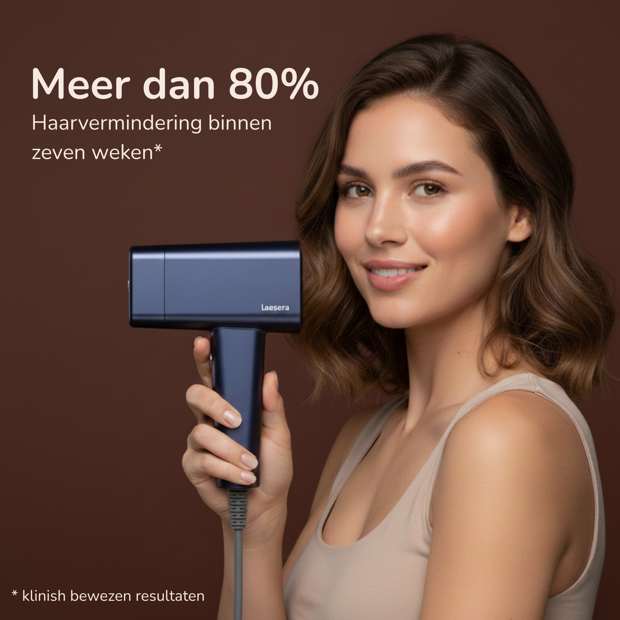 Laesera Nova One IPL – vrouw houdt IPL-apparaat vast, met tekst: “Meer dan 80% haarvermindering binnen zeven weken”, klinisch bewezen resultaten bij thuisontharing.