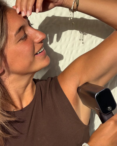 Vrouw onthaart haar oksel met de Laesera Nova One IPL