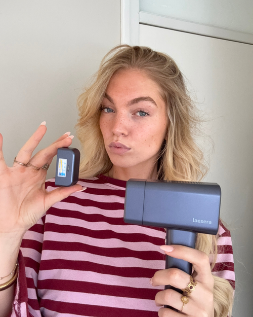 Vrouw maakt een selfie met de Laesera Nova One IPL