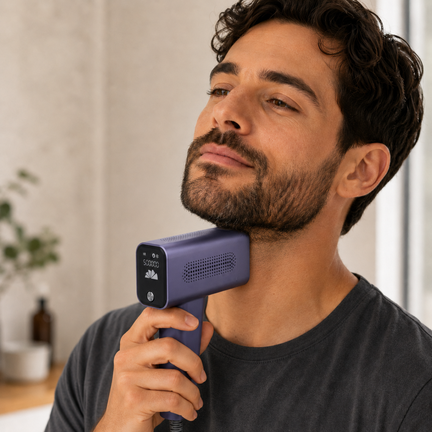 Man met baard gebruikt een Laesera IPL-apparaat op de hals voor haarreductie.