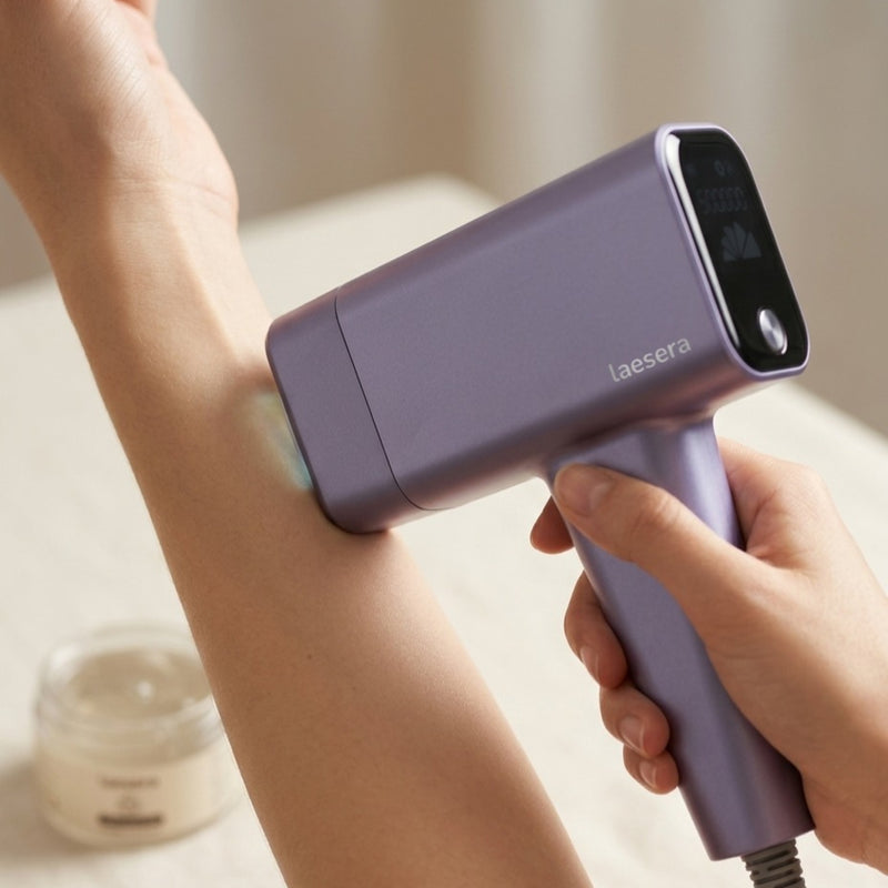 Gebruik van IPL ontharingsapparaat op arm met Laesera device tijdens ontharingsbehandeling