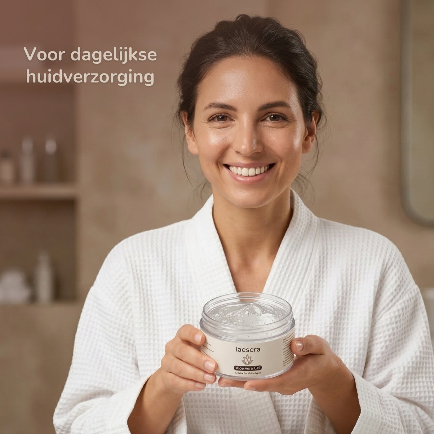 Vrouw gebruikt Laesera aloe vera gel voor dagelijkse huidverzorging