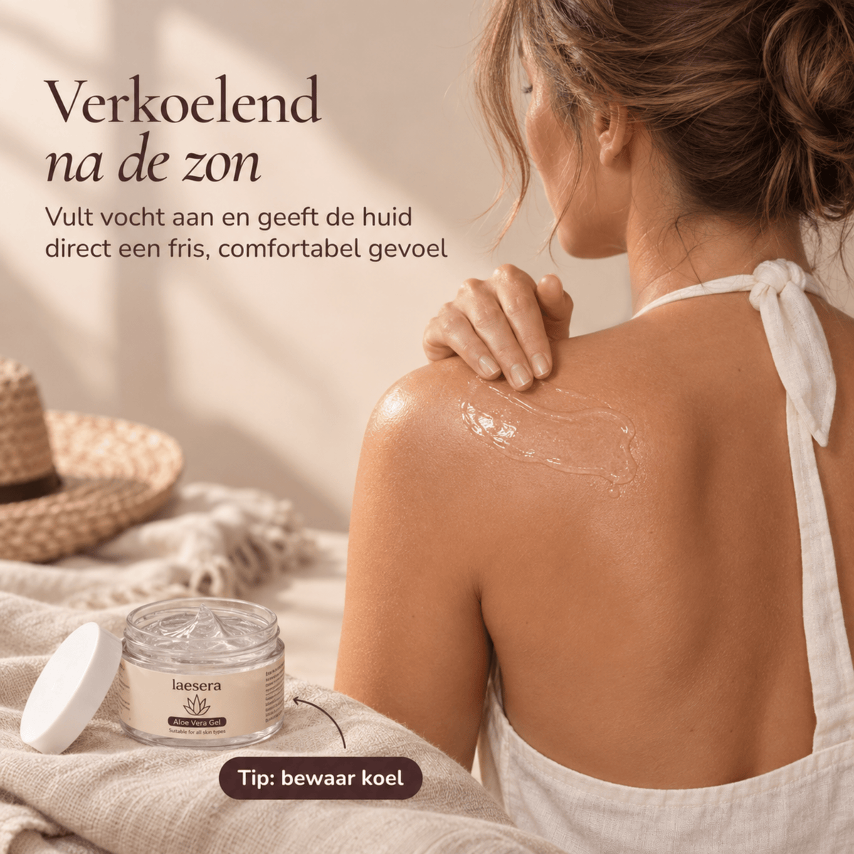Vrouw met strohoed brengt Laesera Aloë Vera Gel aan op een gebruinde schouder