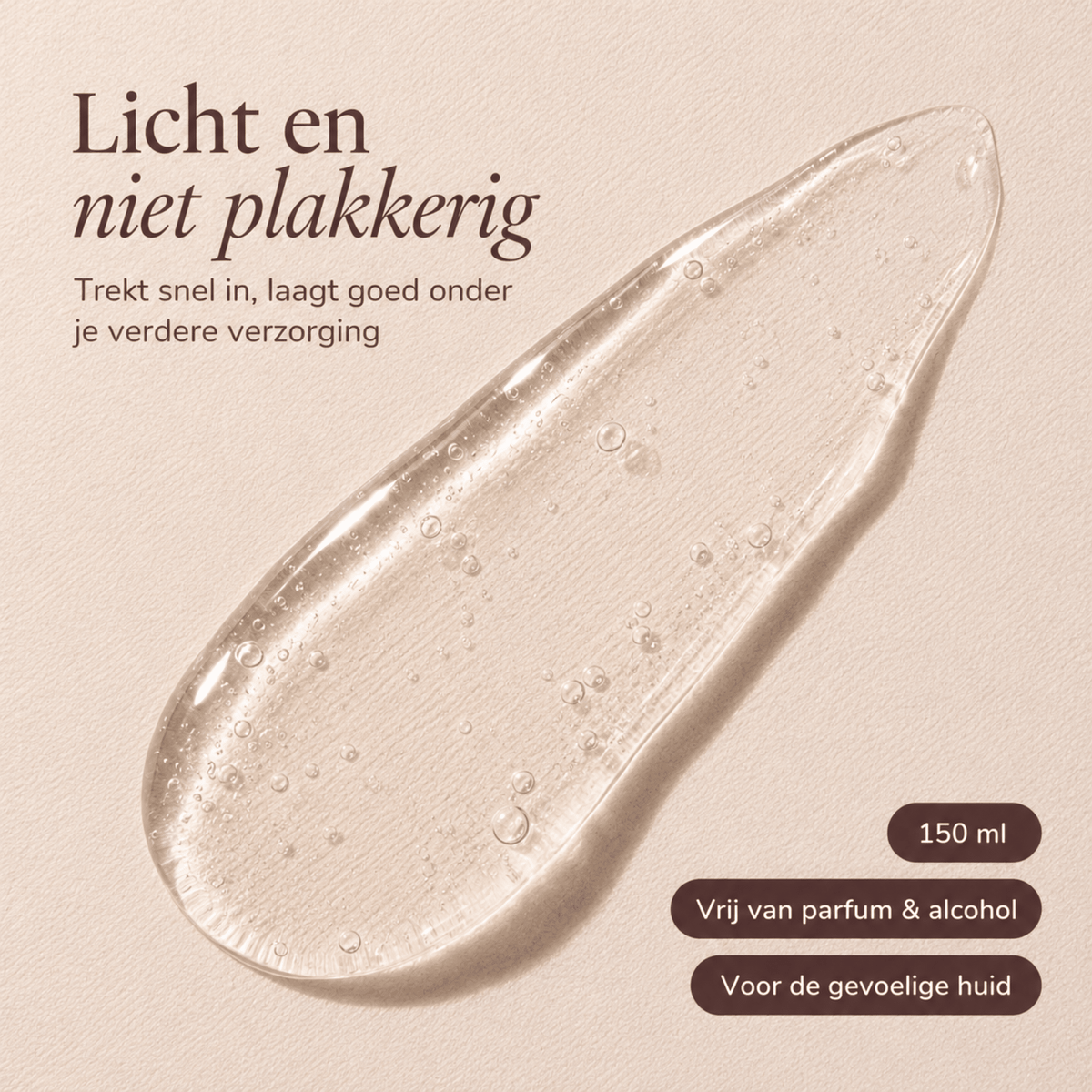 Uitgestreken swatch van Laesera Aloë Vera Gel op beige ondergrond, lichte transparante textuur met luchtbelletjes