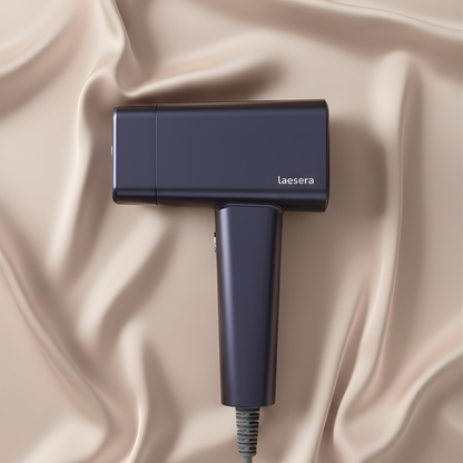 Laesera Nova One IPL onthardingsapparaat rustend op een luxe witte zijde doek.