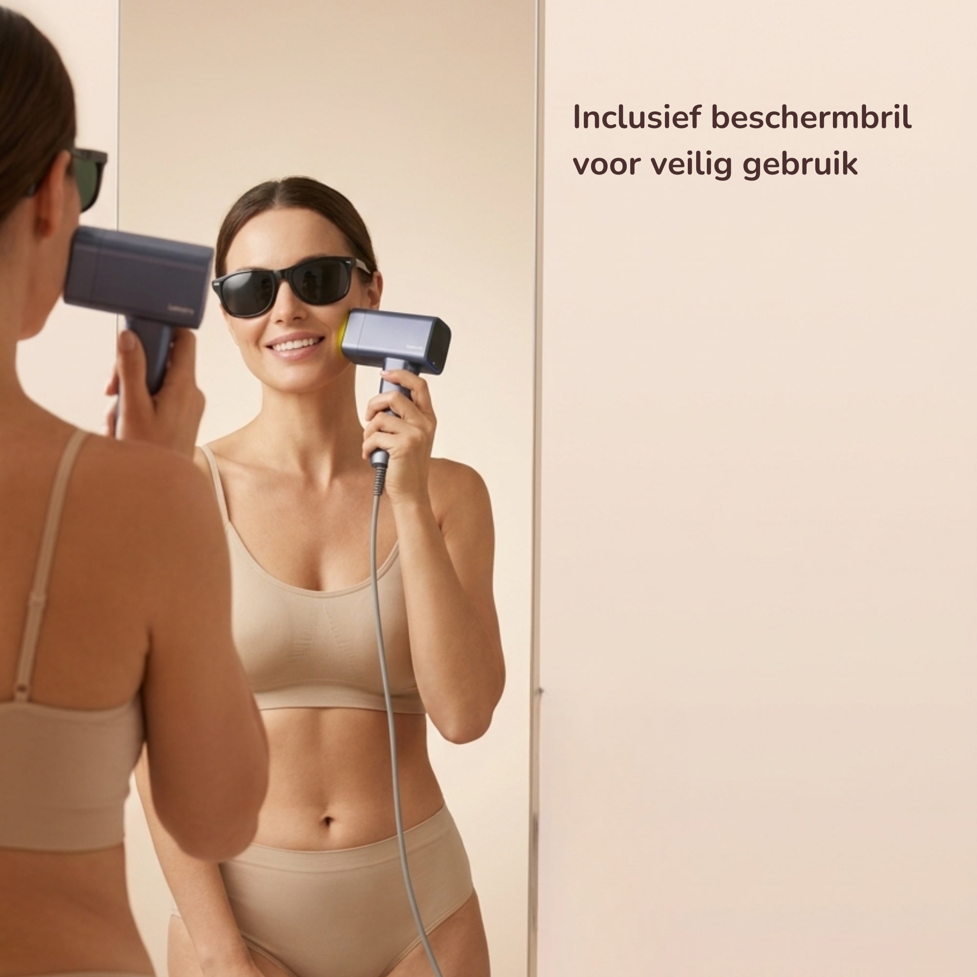 Een vrouw gebruikt het Nova One IPL-apparaat op haar gezicht terwijl ze de meegeleverde zwarte beschermbril draagt voor optimale oogveiligheid.