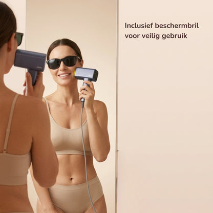 Een vrouw gebruikt het Nova One IPL-apparaat op haar gezicht terwijl ze de meegeleverde zwarte beschermbril draagt voor optimale oogveiligheid.